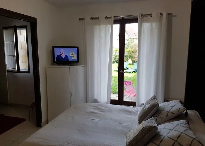 2 Pieces Rez-de-jardin A 2 Pas De La Et De La Thalasso